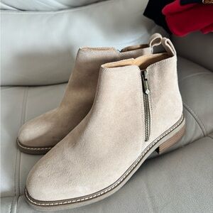 Crown Vintage Light Tan Suede Ankle Booties Size 8.5 W